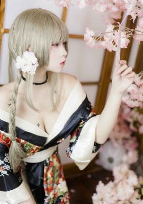 狗子坐凳子上听人唠嗑