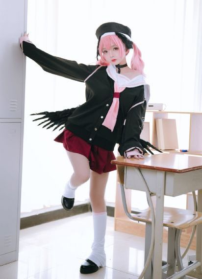 挠女生脚心